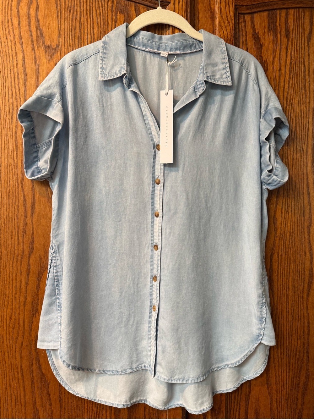 NWT Jane & Delancey Short-Sleeved Button Up Shirt, Light Chambray Wash, Size XS